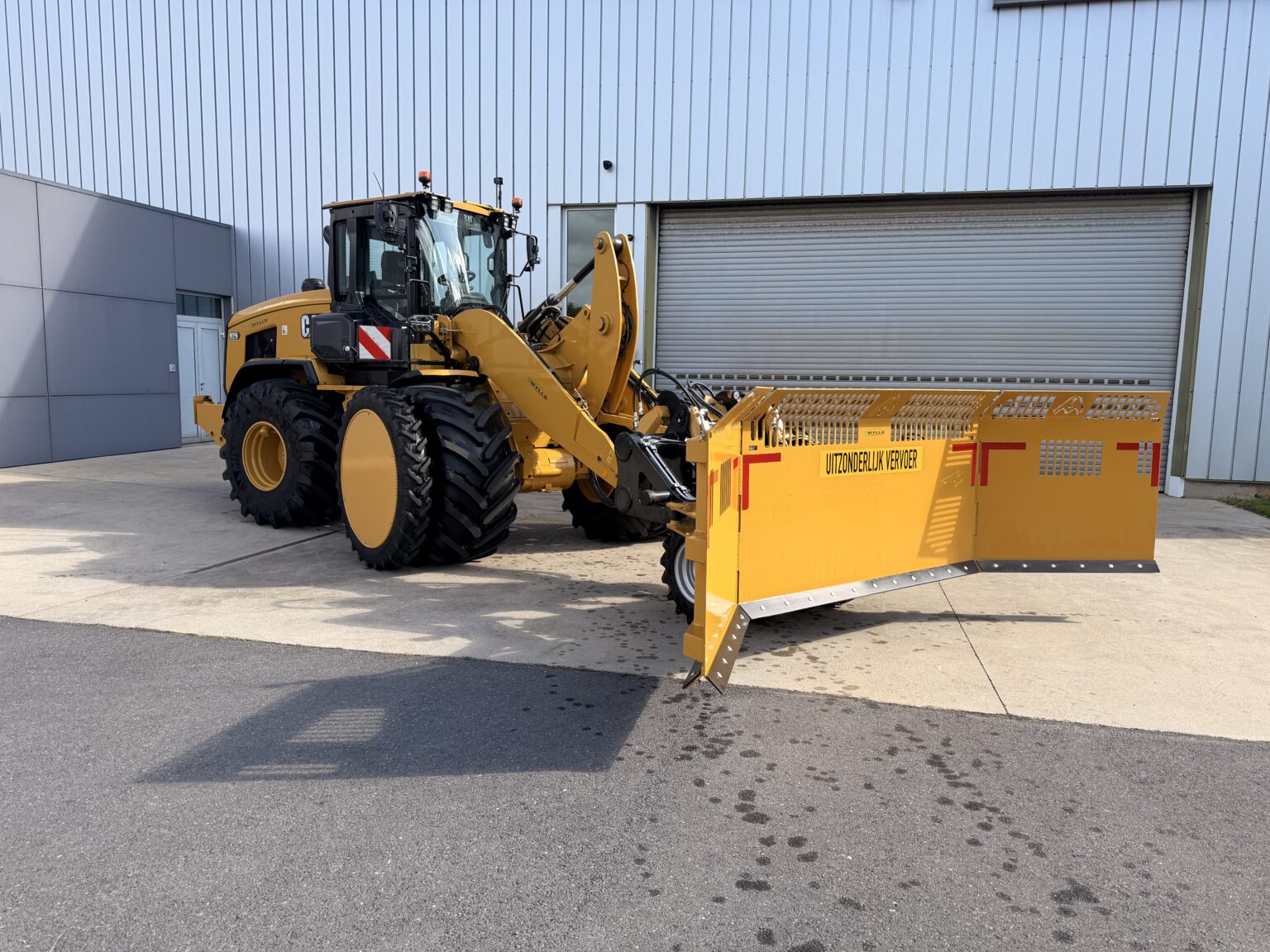 Caterpillar 926 maïswiellader met Mylle maïsduwbord op stock in Bellegem