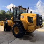 Achteraanzicht van de Caterpillar 926 maïswiellader met landbouwbanden