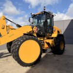 Caterpillar 926 maïswiellader met zicht op de cabine, hefarm en landbouwbanden